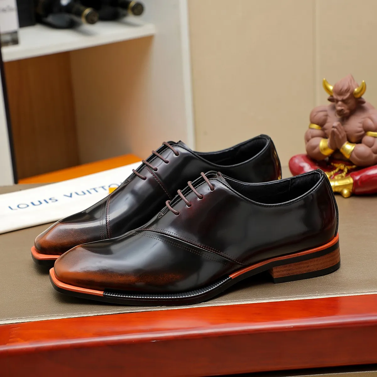 Men's shoes 💰620 💰 Louis Vuitton LV ® Autumn and Winter 🆕 models 🔛Full shoe counter First layer cowhide, 🐂leather lined casual shoes for men, super soft outsole, essential for driving. Counter synchronized original first layer cowhide completely 1:1 mold customization 🌹Top version, 2 colors available! Number: 38-45 (37.46. Customized)